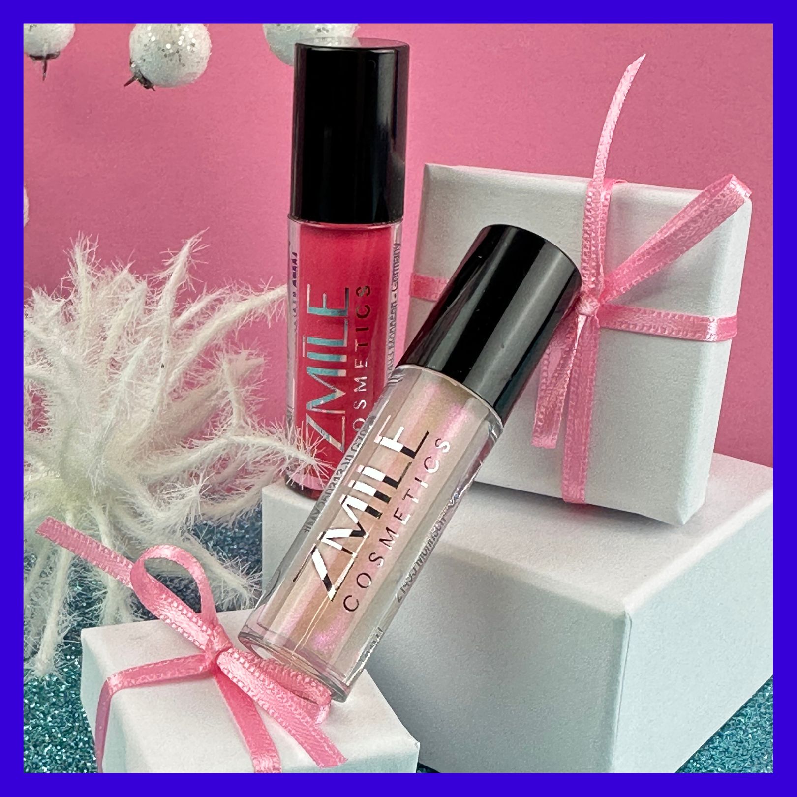 Zwei Lipgloss in Pink und Glitzer pearl aus dem ZMILE Cosmetics Adventskalender Sweet as Candy, drapiert mit kleinem Geschenk.