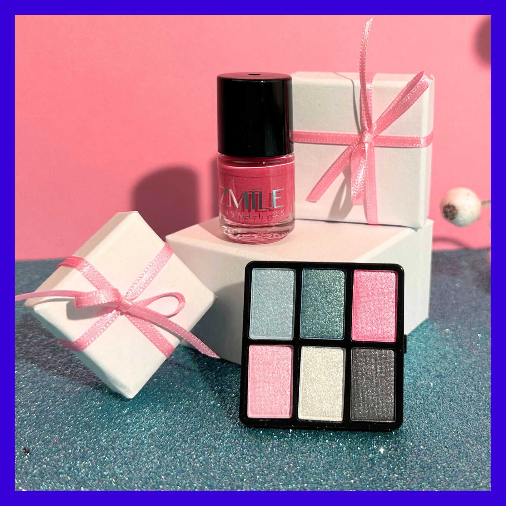 Sechser-Lidschatten Case und Pink Nagellack von ZMILE Cosmetics, platziert auf blauem Glitzer-Untergrund mit Geschenken – Adventskalender Make-up.