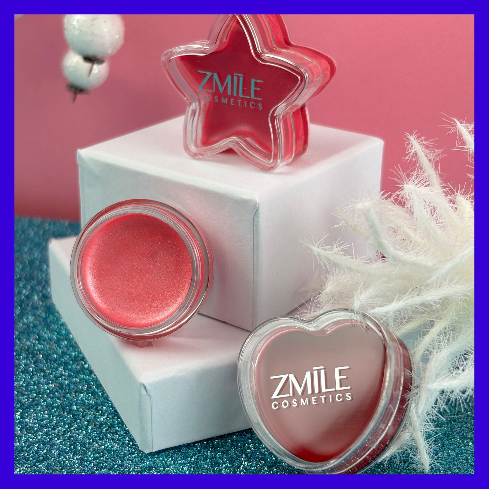 Drei Lipgloss Cremes in Rosa, Rosé Glitzer und Rot in rundem, sternförmigen und herzförmigen ZMILE Cosmetics Case, präsentiert auf weissen Boxen mit Weihnachtsdeko – Beauty Adventskalender Produkte.