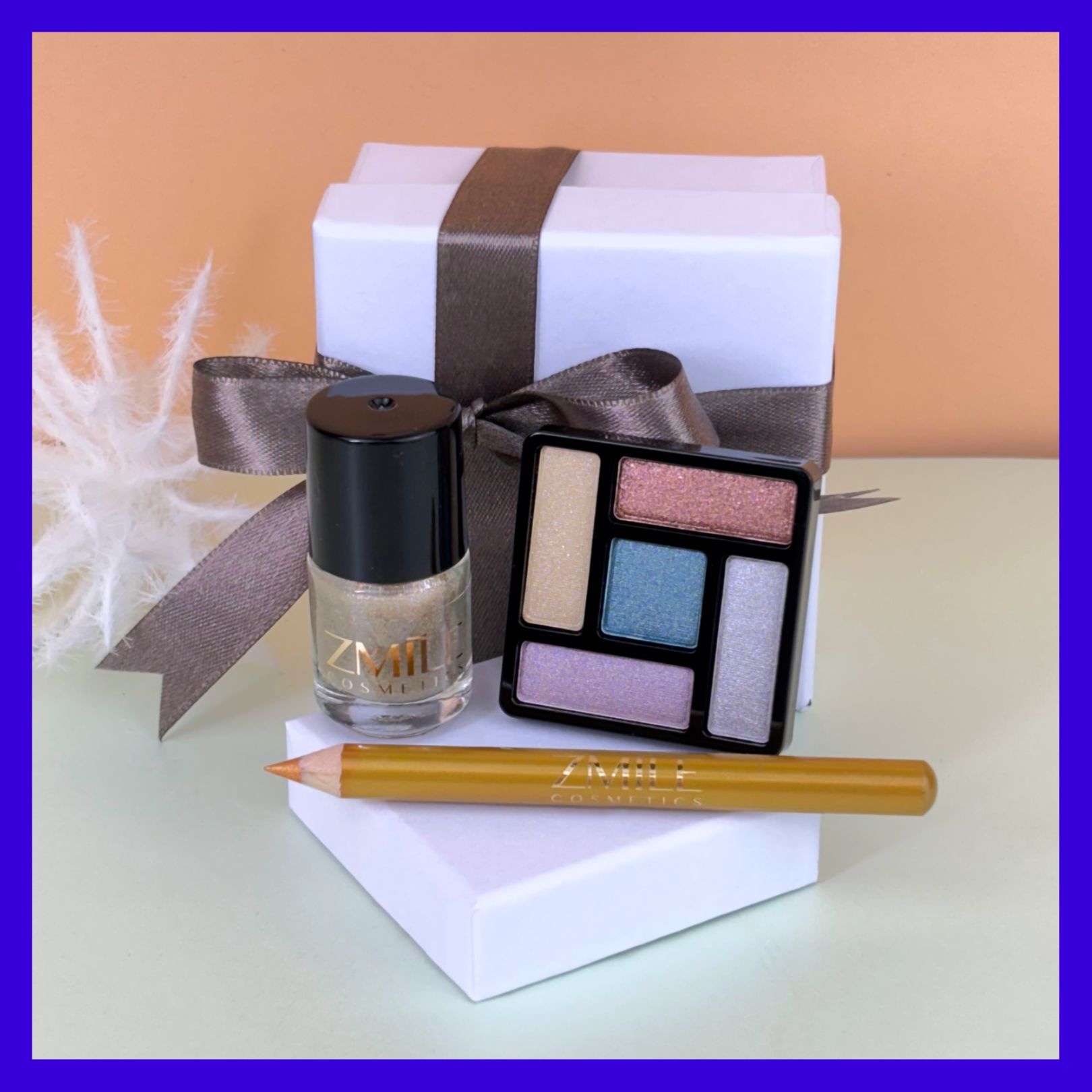 Fünfer-Lidschatten, goldener Kajal und goldener Nagellack von ZMILE Cosmetics, platziert auf weihnachtlichem Hintergrund mit Geschenken – Adventskalender Make-up.