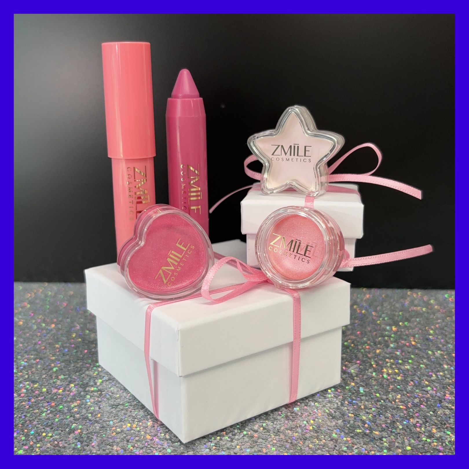 Drei Lipgloss Cream und zwei Liptint in hellen Rosé aus dem ZMILE Cosmetics Adventskalender Winter Magic, drapiert auf weisser Geschenkbox.