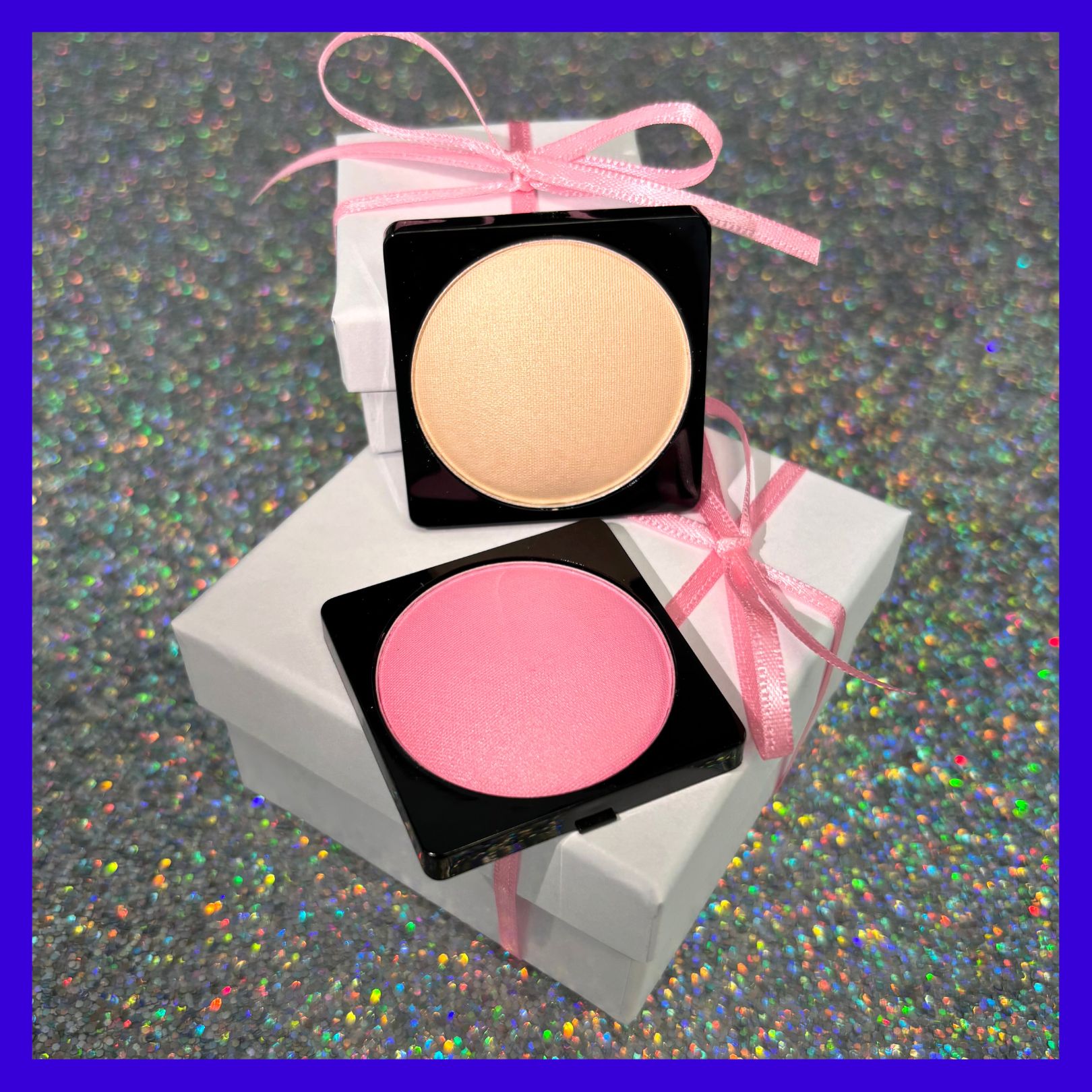 Pink Blush und schimmernder Highlighter im quadratischen ZMILE Cosmetics Case, dekorativ platziert auf silbernem Glitzer-Untergrund mit Geschenkdetails – Beauty Adventskalender Inhalt.