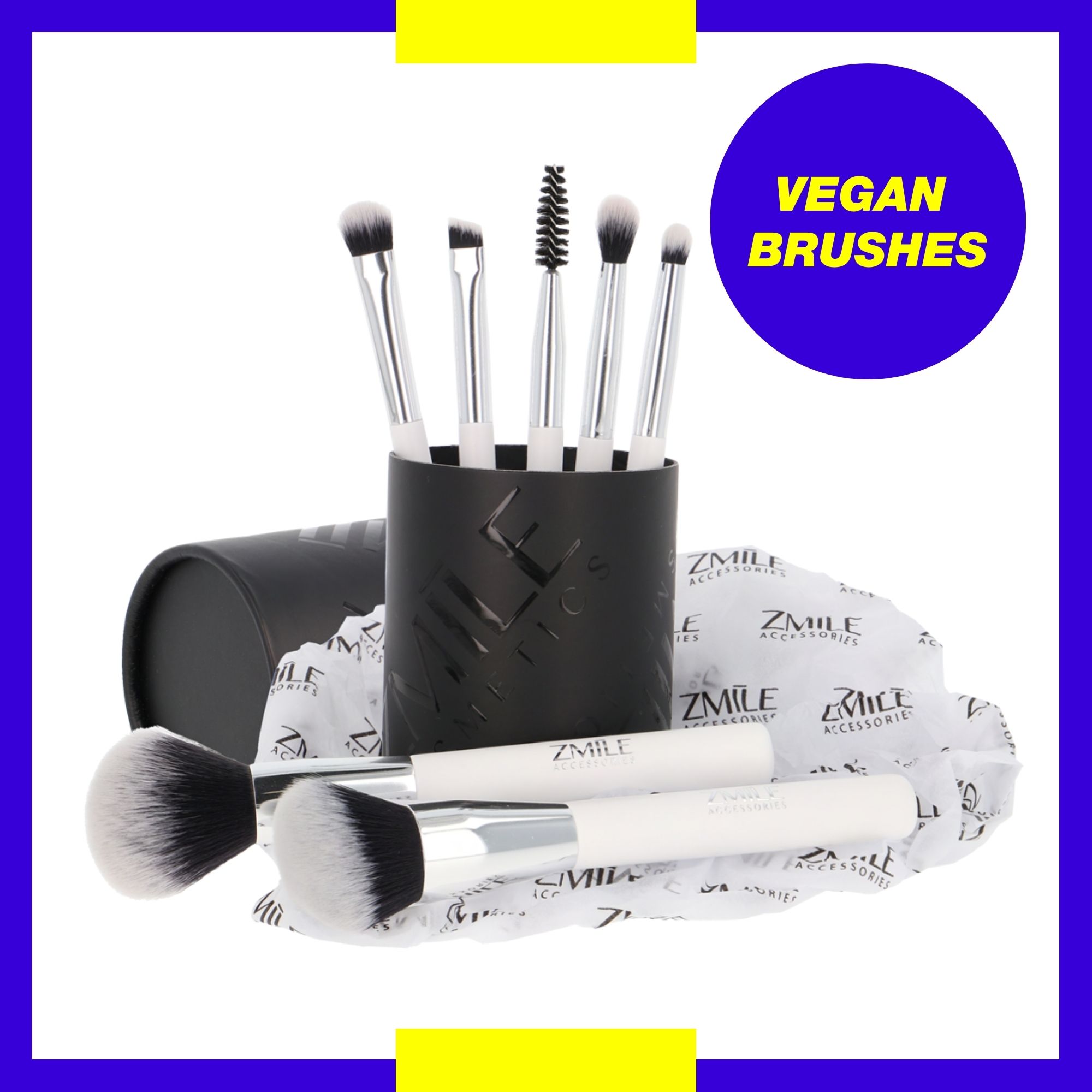 7teiliges Kosmetik Pinselset in schwarzem runden Pinselhalter - Oberteil der Box seitlich im Hintergrund, 5 Pinsel dekorativ in der Box, Blush-Pinsel und Contouring-Pinsel liegen vor dem Set.