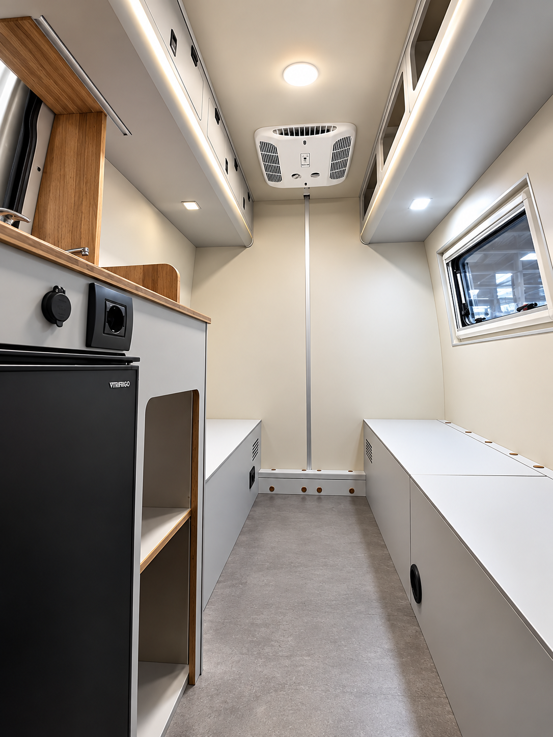 Interni mercedes sprinter con cucina e frigorigero