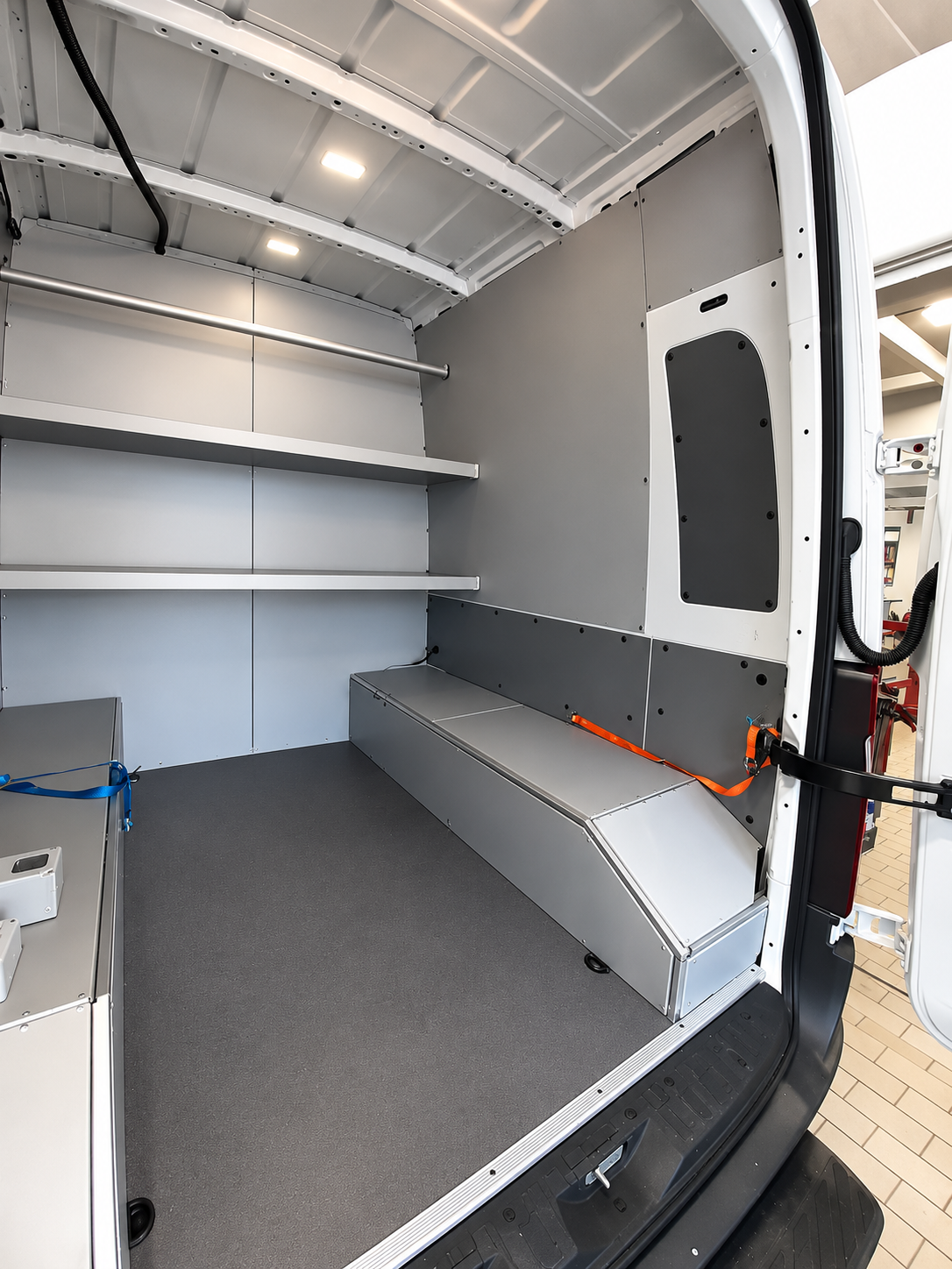 Caperizzazione Mercede Sprinter H2 L4 - Vano di stoccaggio posteriore