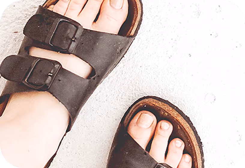 素足やサンダルでも目立たない