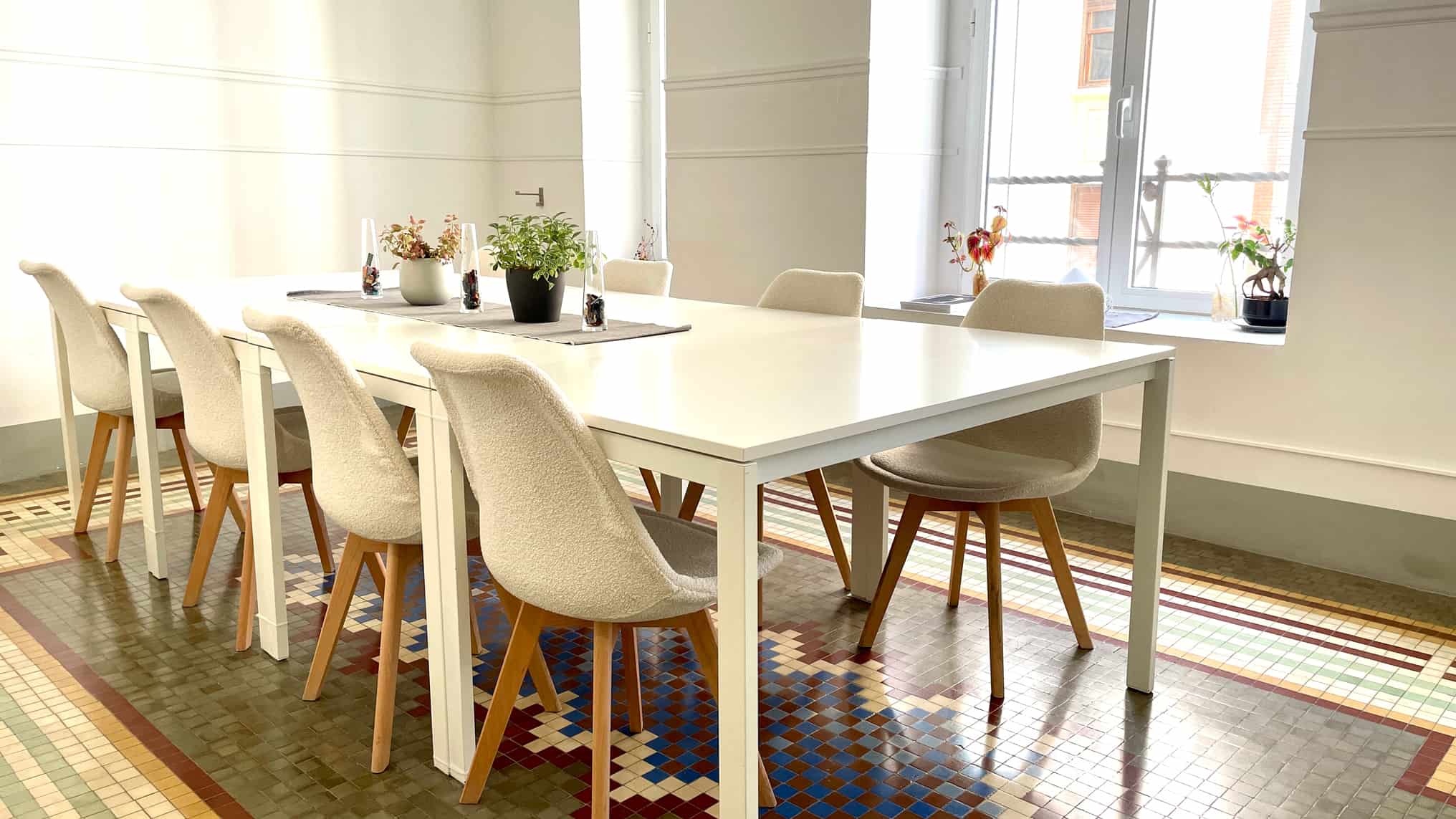 Nuestra sala de reuniones Big está completamente equipada con lo que puedas necesitar, proyector, Aire acondicionado, Wifi o conexión Lan, muchisima luz natural,....