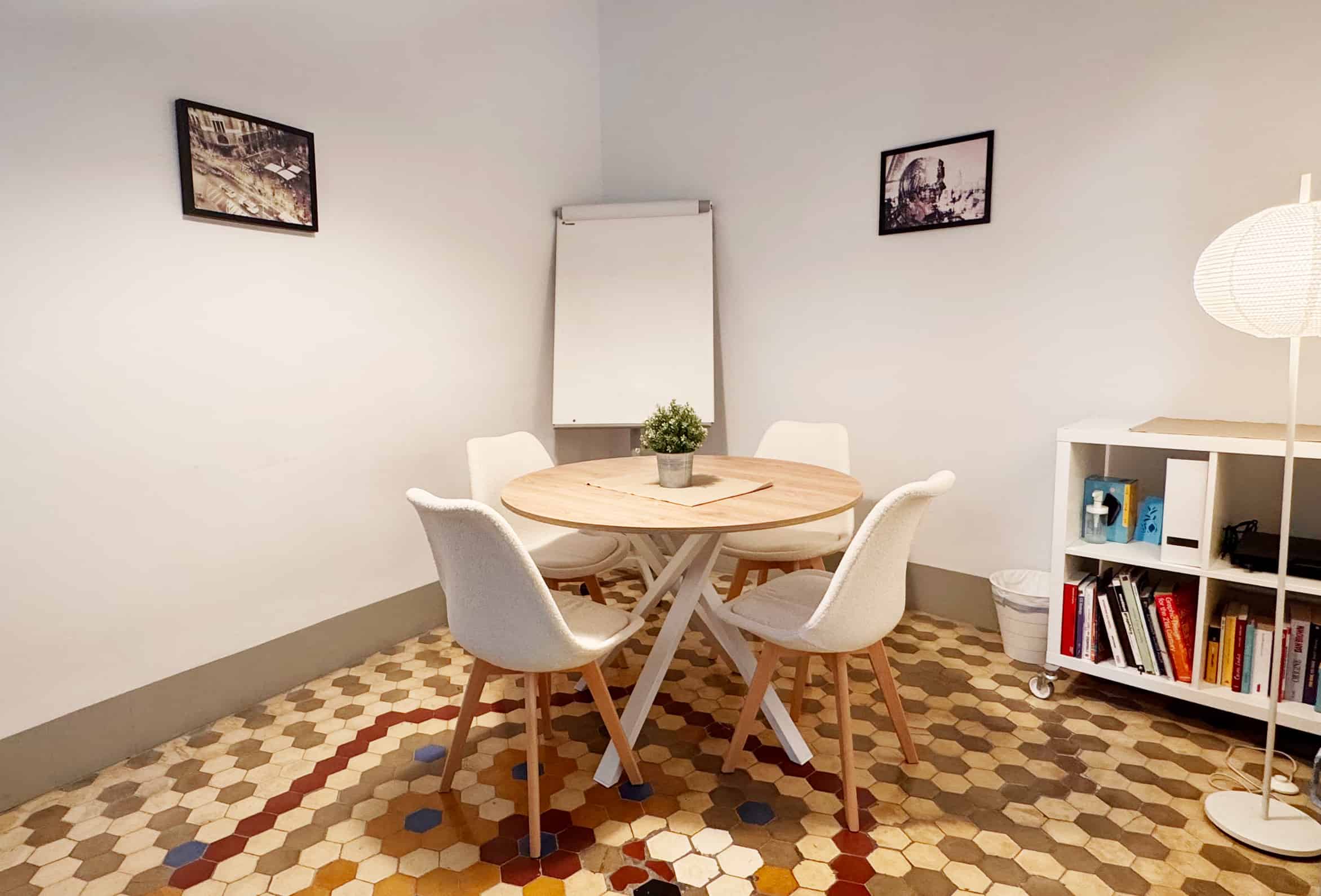 Sala de reuniones Small. La sala perfecta para reuniones de trabajo, económica y dotada con todo lo que necesites, pizarra, conexion a internet, Aire Acondicionado, privacidad,....