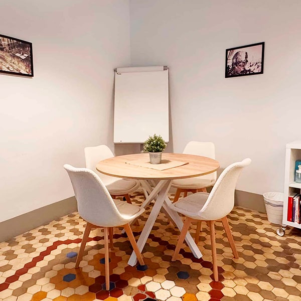 Sala de reuniones Small. La sala perfecta para reuniones de trabajo, económica y dotada con todo lo que necesites, pizarra, conexion a internet, Aire Acondicionado, privacidad,....