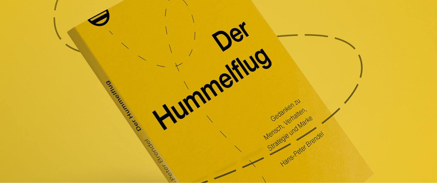 Das Büchlein "Der Hummelflug" von Hans Peter Brendel. Das Cover ist gelb mit einer angedeuteten Illustration einer fliegenden Hummel.
Auf der Vorderseite steht in klarer, schwarzer Schrift: "Der Hummelflug – Gedanken zu Mensch, Verhalten, Strageie und Marke – Hans-Peter Brendel"