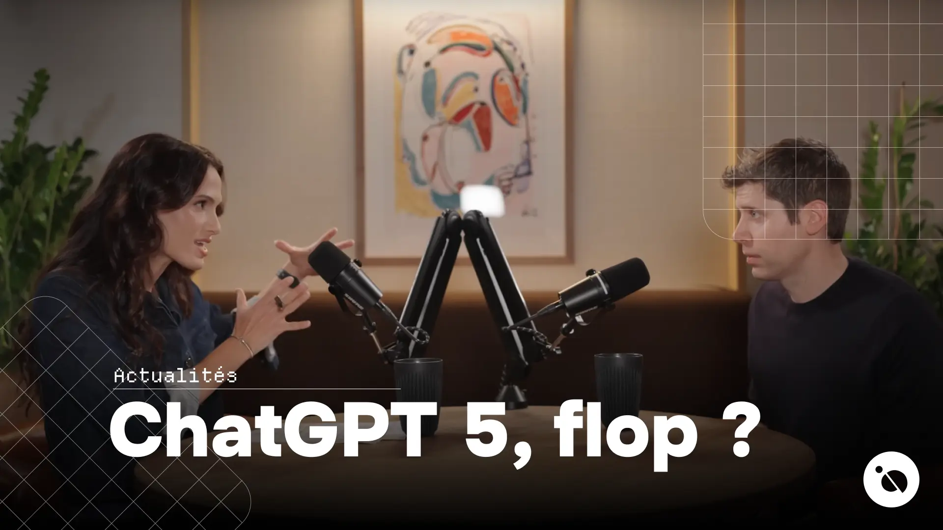 femme et homme échangent lors d’un podcast data devant deux micros noirs sur table