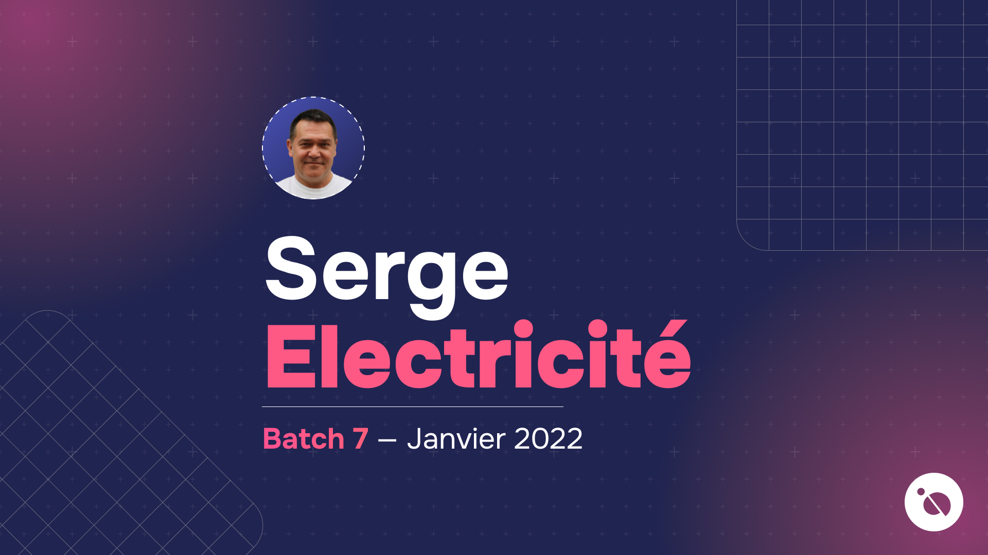 sur fond bleu foncé quadrillé, portrait du stagiaire Serge Électricité avec mention batch 7 — janvier 2022