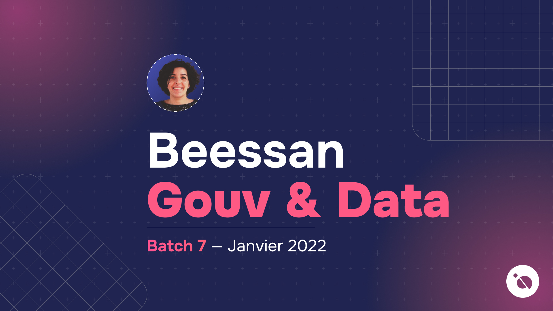 photo ronde d'une formatrice souriante sur fond bleu nuit avec titre gouv & data batch 7 janvier 2022