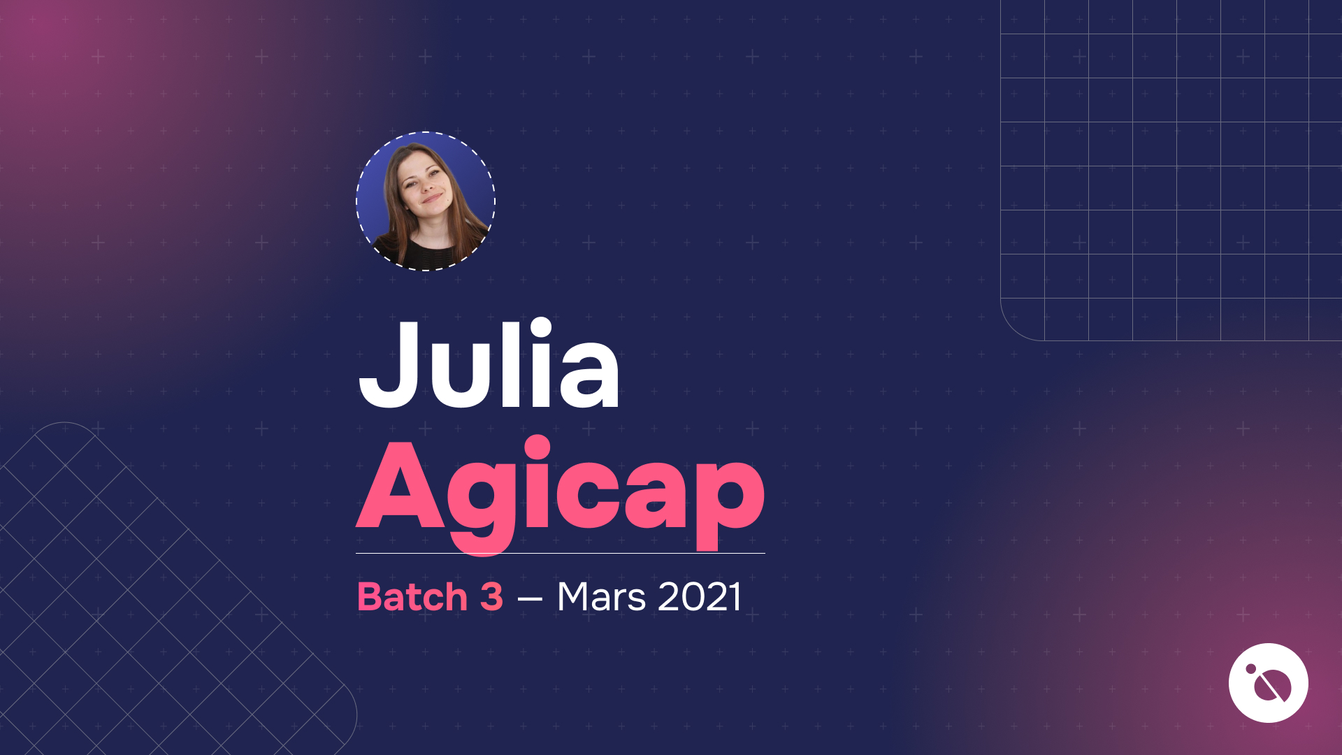 profil d'une participante souriante sur fond bleu texturé annonçant julia agicap batch 3 mars 2021