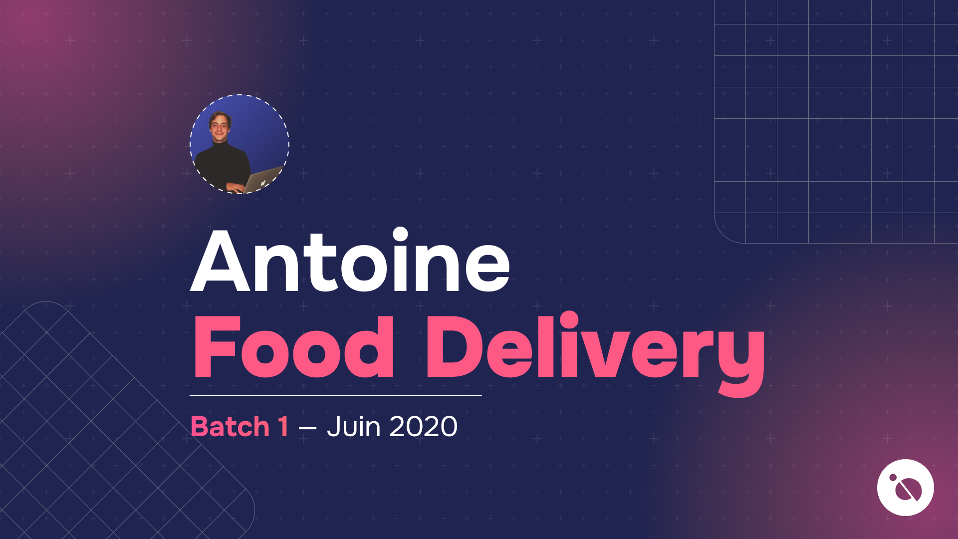 Antoine souriant devant son ordinateur sur fond bleu pour présentation food delivery batch 1 juin 2020