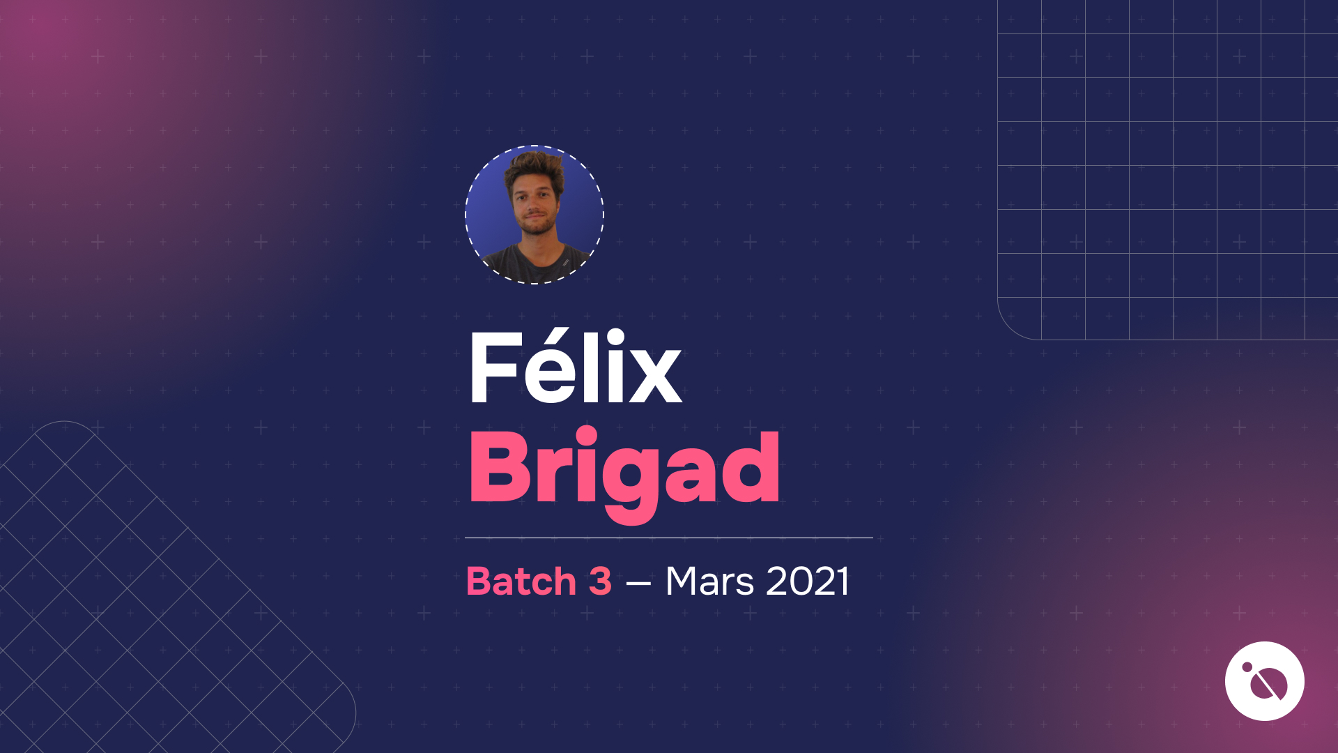 Portrait de Félix Brigad avec son nom en blanc et rose sur fond bleu quadrillé indiquant batch 3 mars 2021
