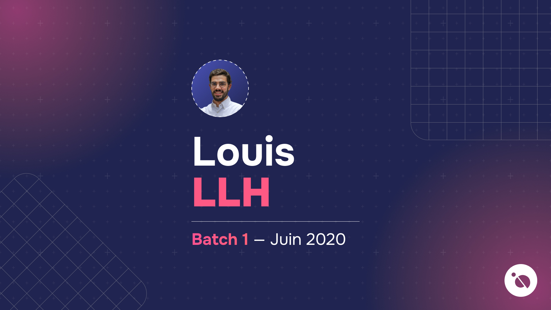 portrait d'un apprenant souriant sur fond bleu nuit affichant louis llh batch 1 juin 2020