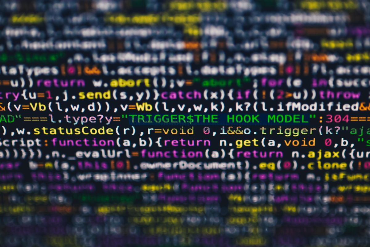 Lignes de code colorées illustrant la diversité des modèles IA de frontière