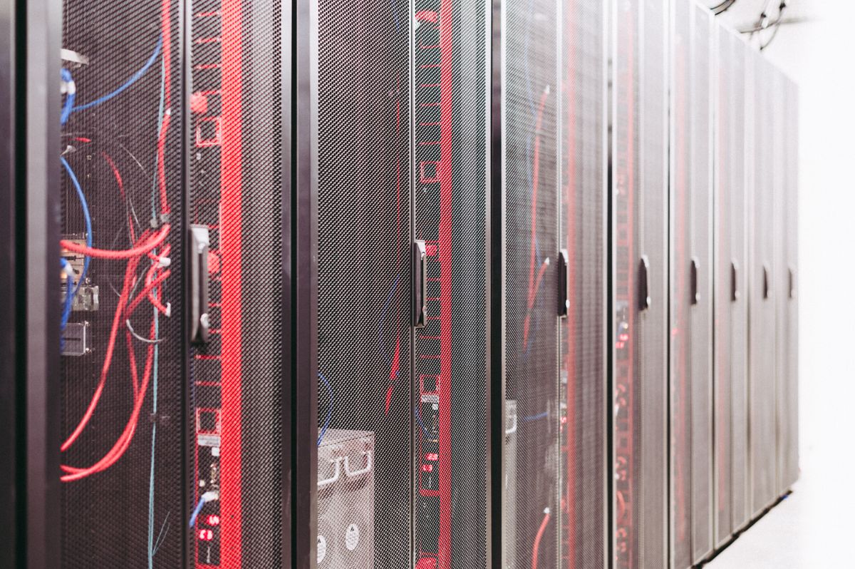 Baies de serveurs dans un data center illustrant les entrepôts de données cloud