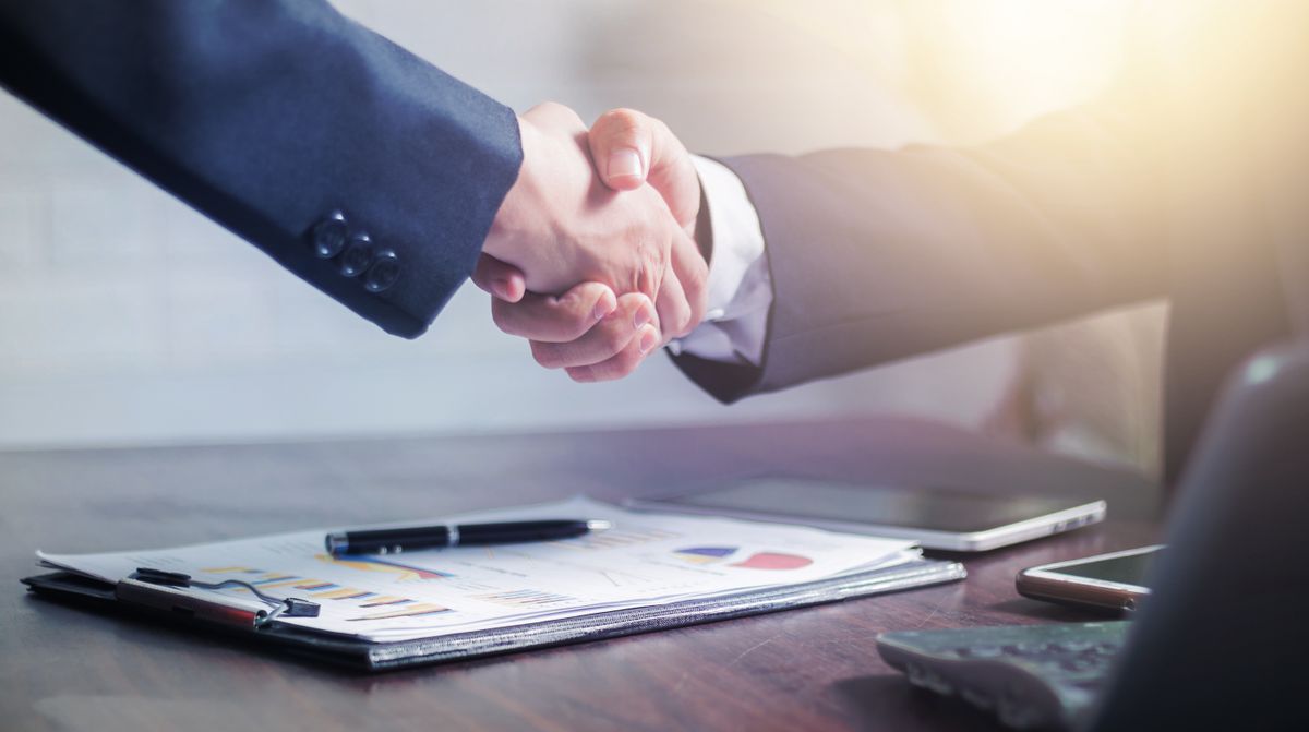 Poignée de main professionnelle symbolisant une négociation salariale