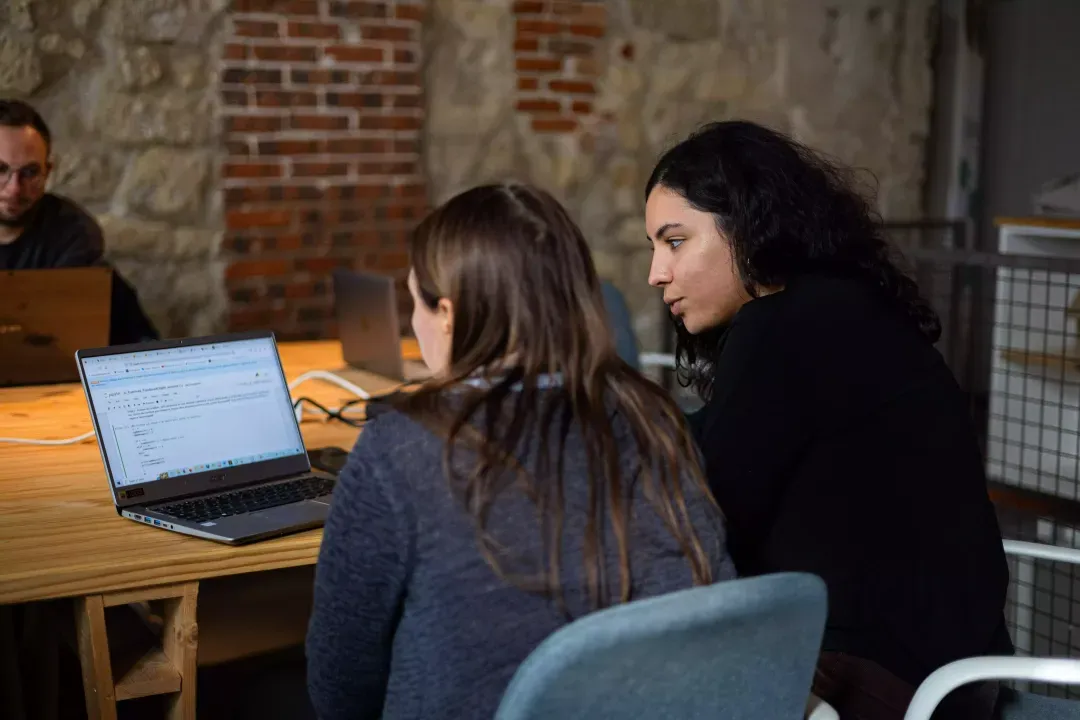 Professionnels en formation autour d'un projet