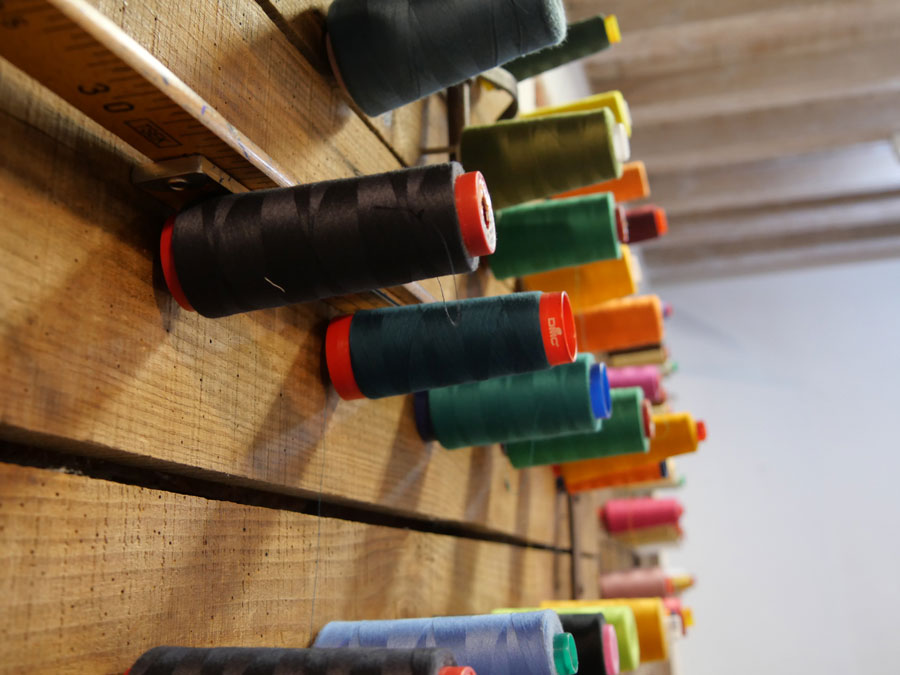 mur rempli de bobines de fil