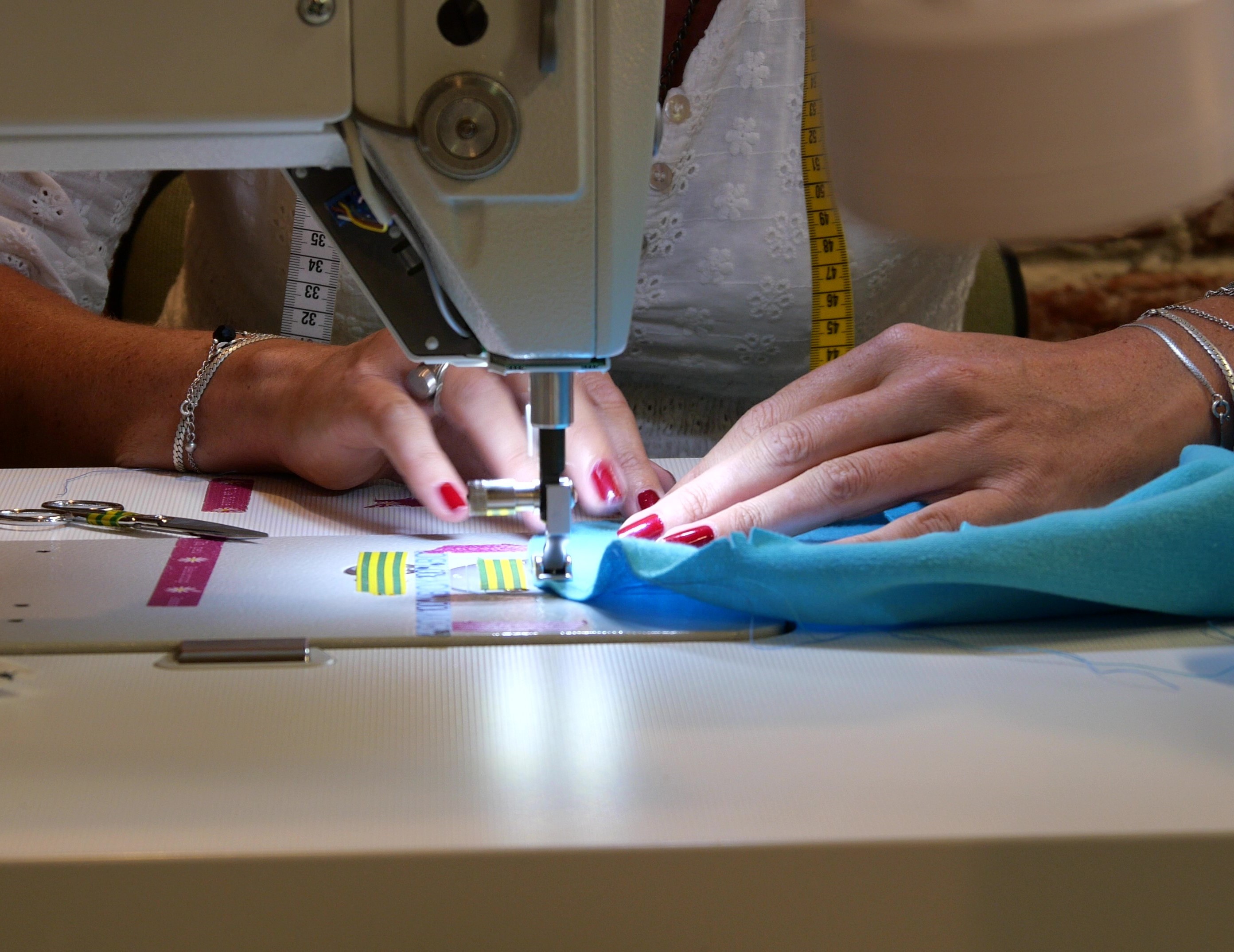 Les mains d'une femme cousent à la machine