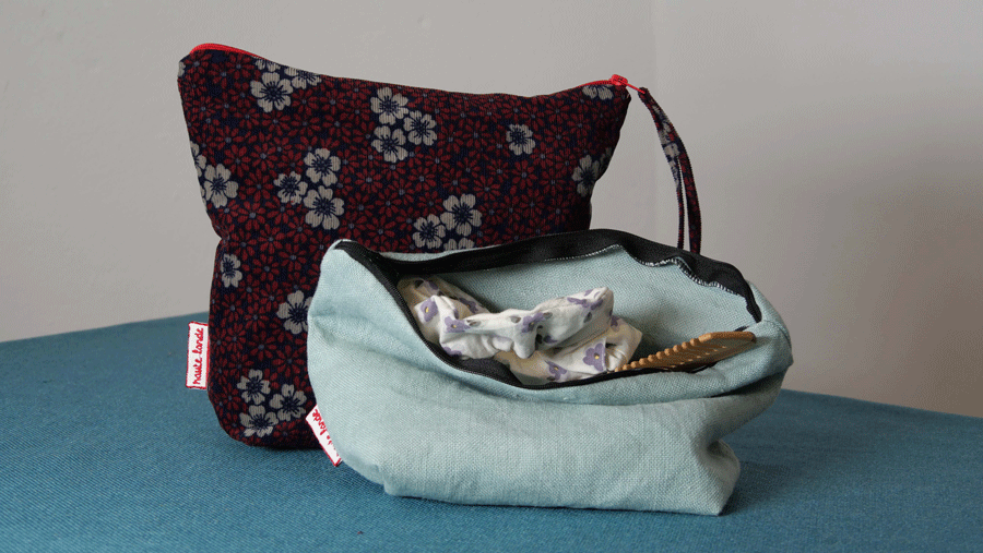 2 trousses de toilettes bleue et violette