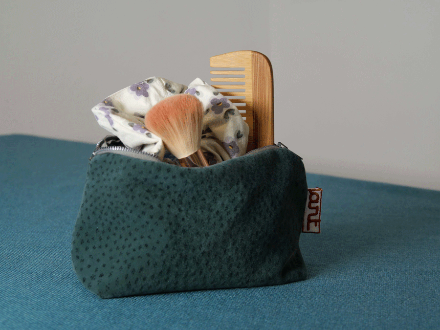 trousse de toilette avec pinceau, peigne