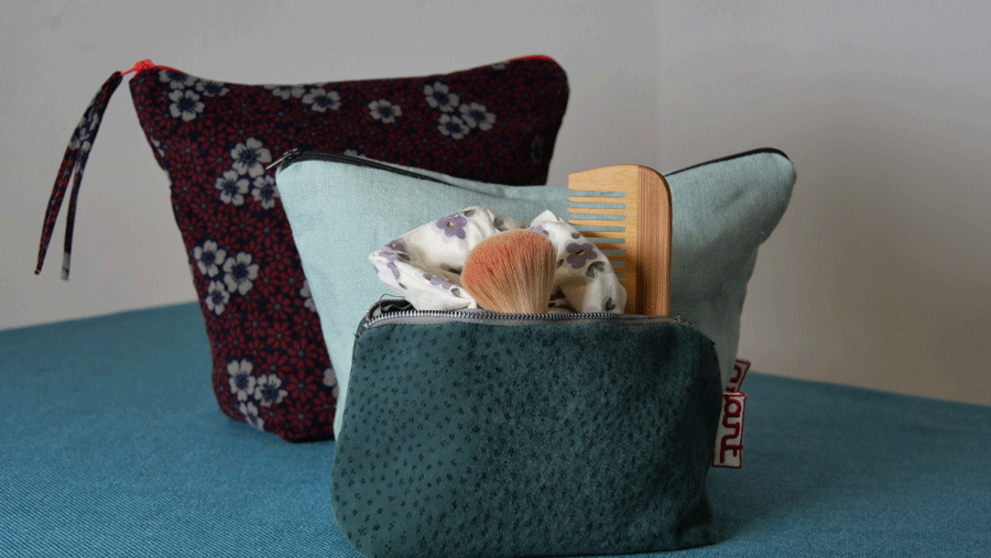 3 trousses de toilettes : verte, bleue, violette