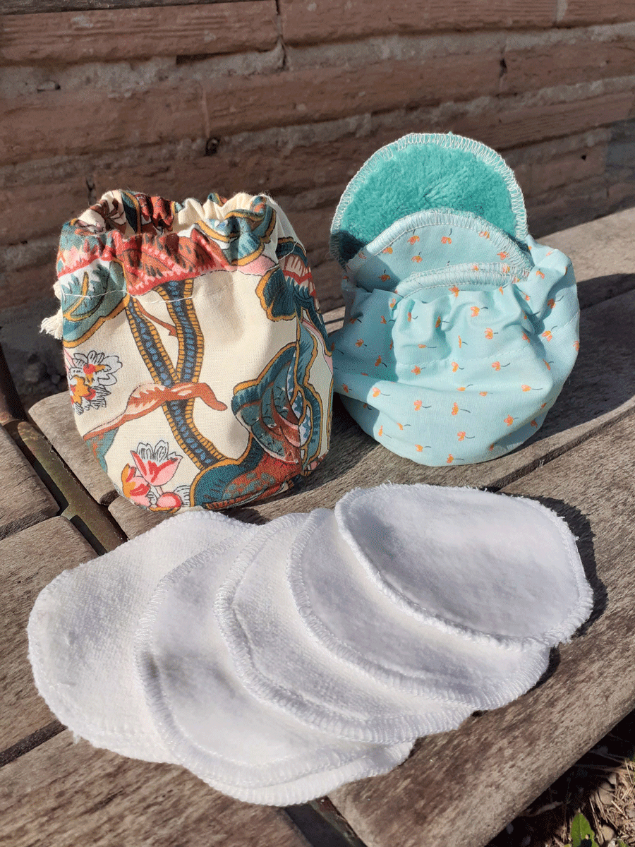 2 pochons + lignettes démaquillantes