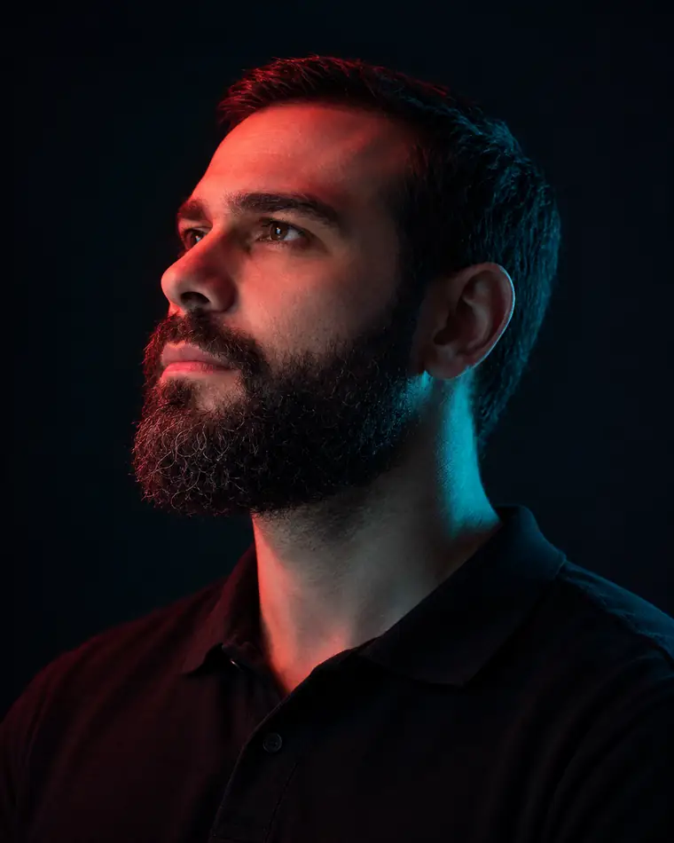 Porträt von Yll Lenjani, Designer und Gründer von Y STUDIO