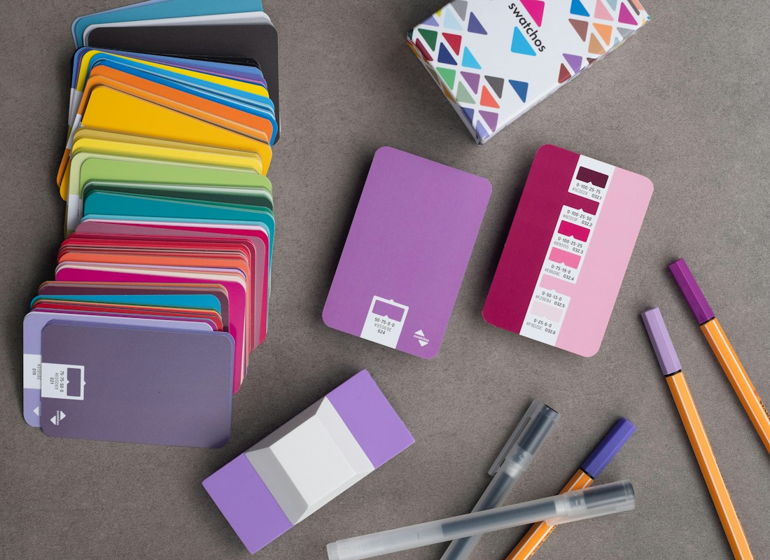 Farbmuster und Stifte auf einem Designertisch. Foto: Andy Brown, Unsplash.