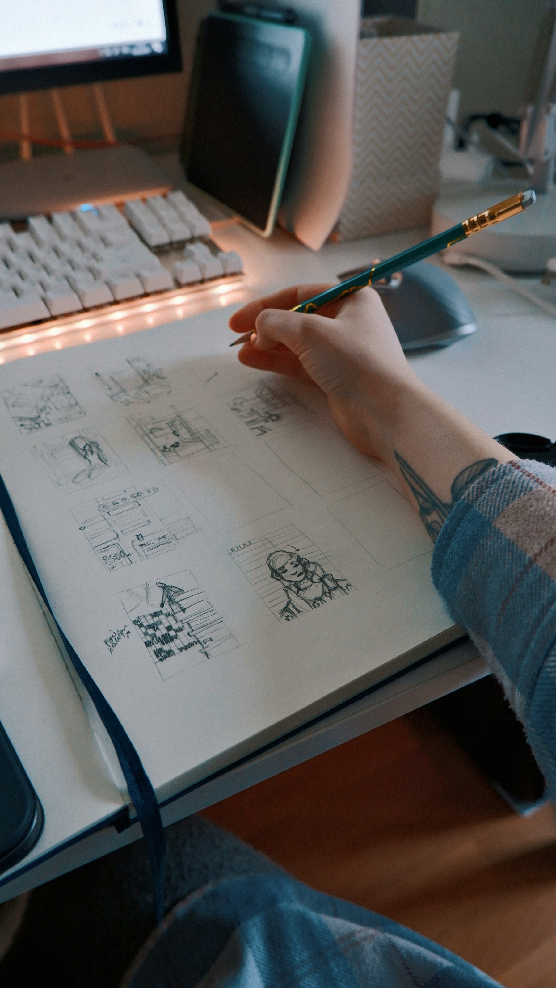 Skizzen und Entwürfe auf einem Designertisch. Foto: Lesia und Serhii Artymovych, Unsplash.