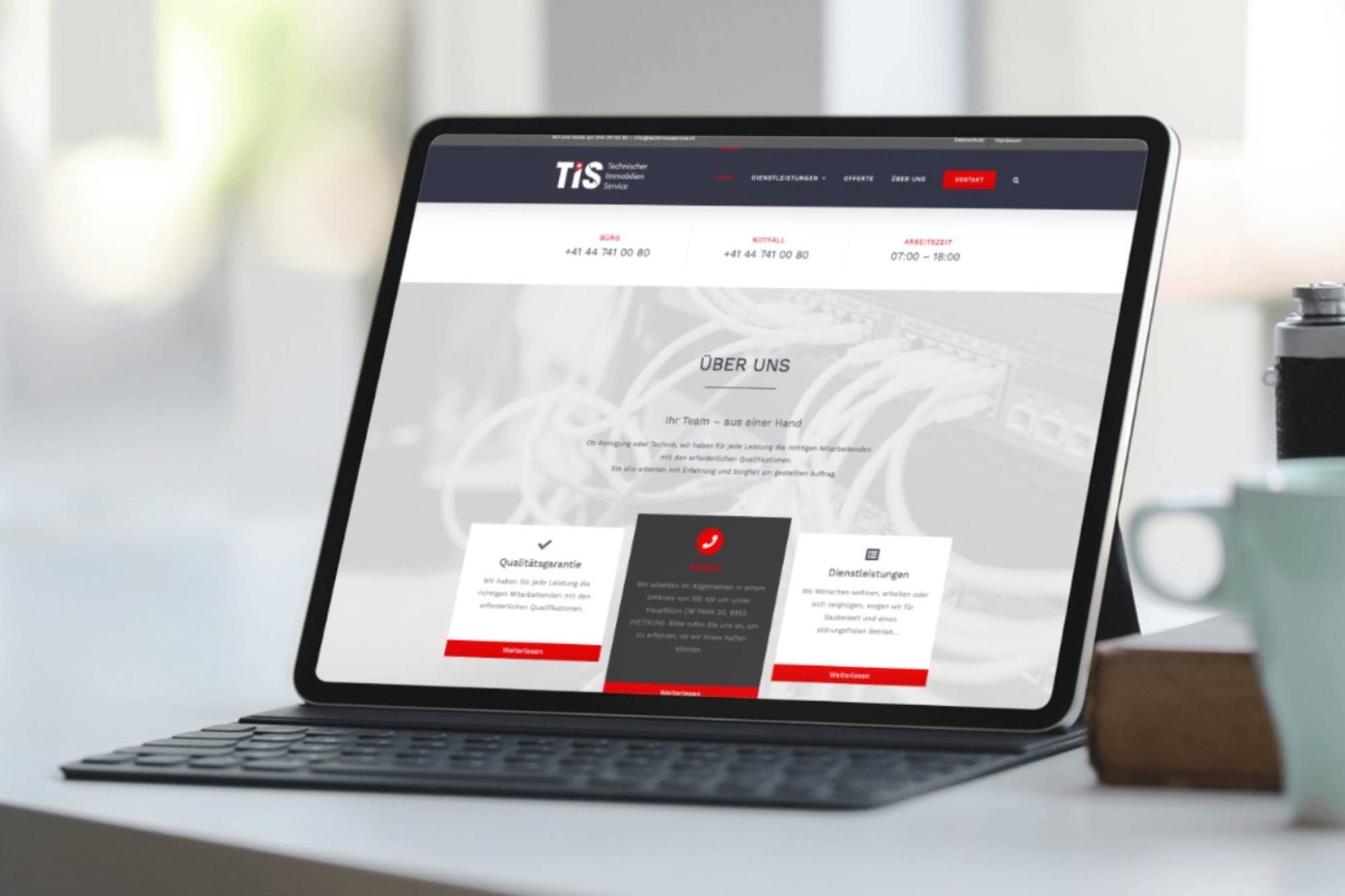 Ursprüngliche TIS Website, Seite «Über uns», auf einem Tablet