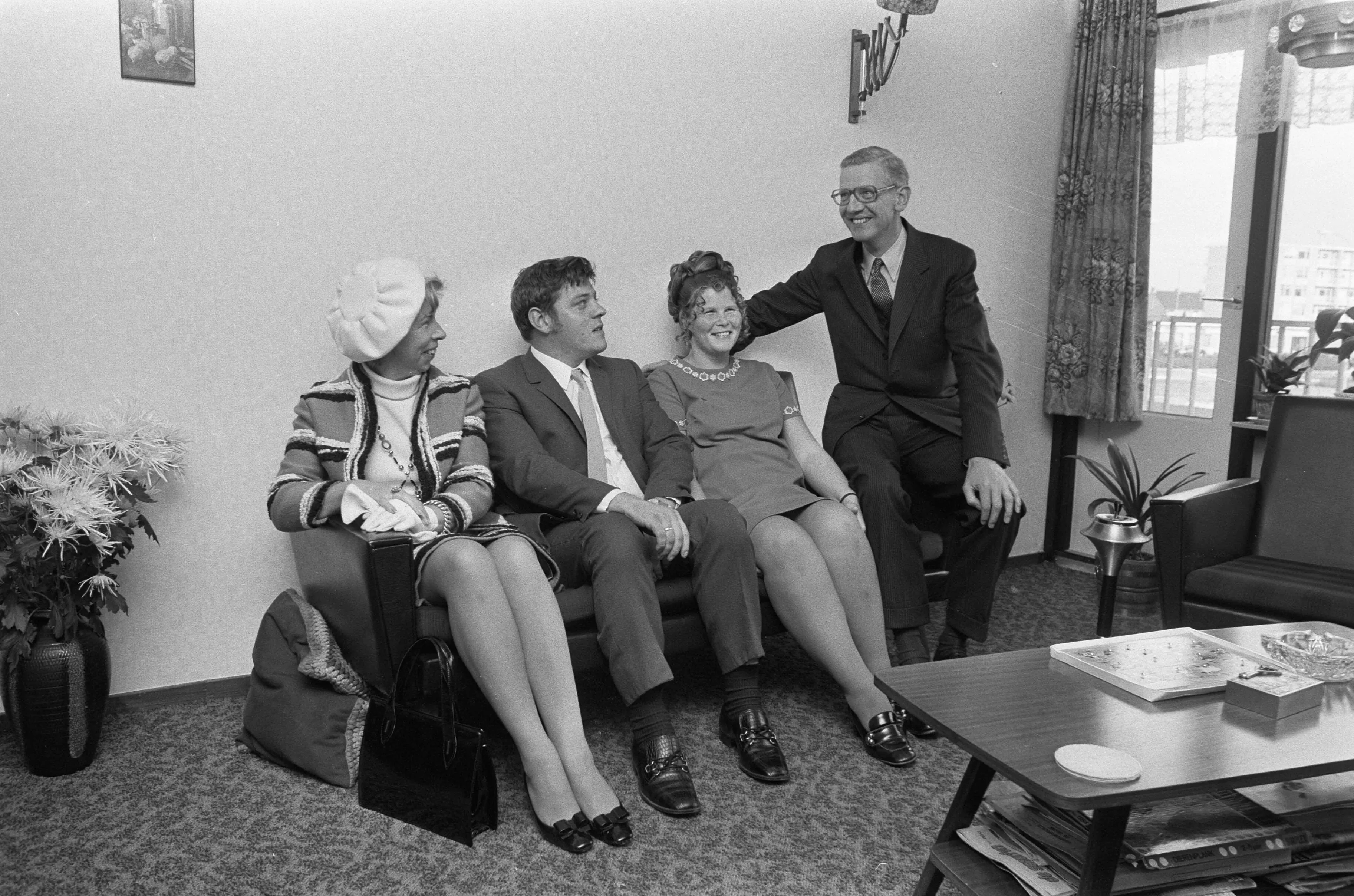 Minister Berend-Jan Udink van Volkshuisvesting op de bank bij nieuwe inwoners van de wijk Zevenhuizen, 1971. (Nationaal Archief)