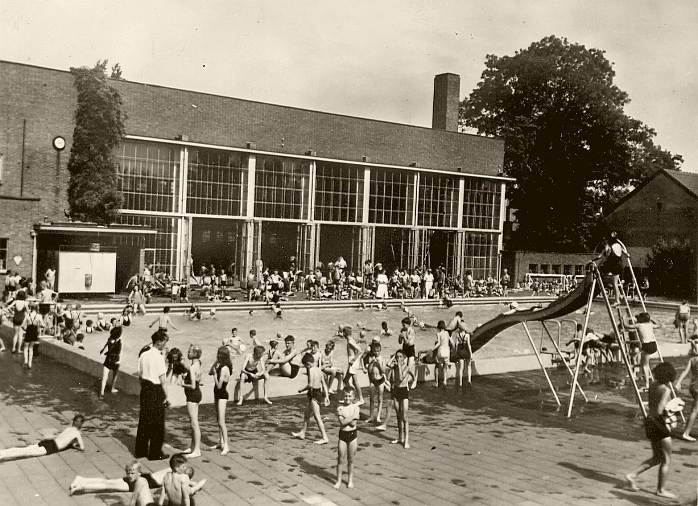 Drukte rond het buitenbad in de jaren 1945-1955 