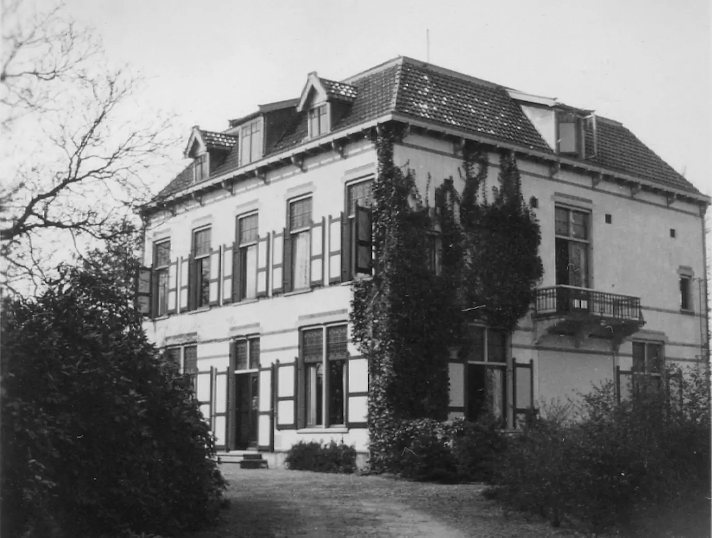 Woonhuis De Ploeg. De luiken zijn verwijderd, maar verder is het huis nu nog vrijwel hetzelfde als toen.