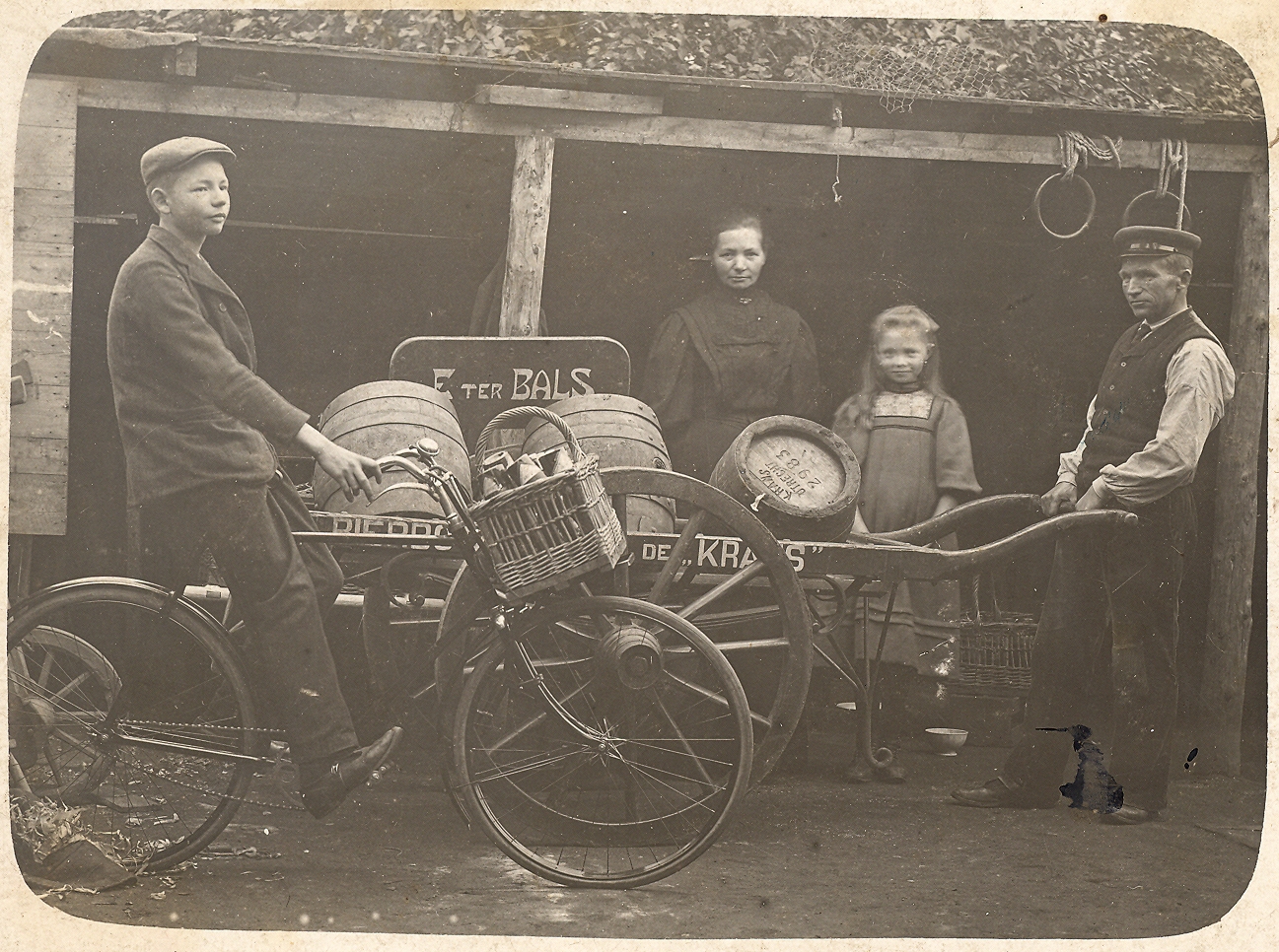 De familie Ter Bals, rechts de oprichter van het bedrijf Engbert ter Bals en links zijn zoon en opvolger Willem, 1908
