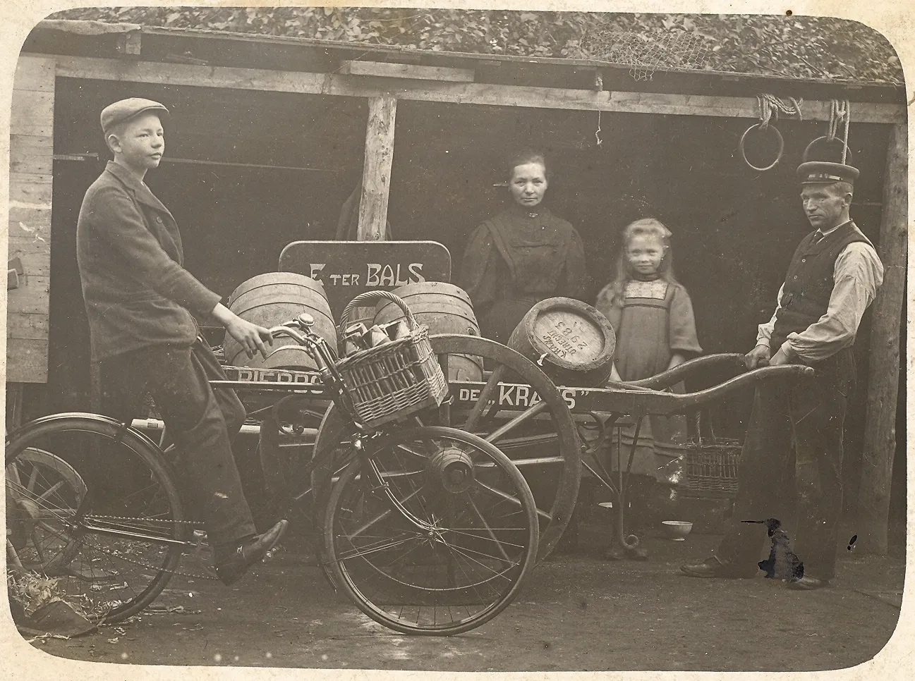 De familie Ter Bals, rechts de oprichter van het bedrijf Engbert ter Bals en links zijn zoon en opvolger Willem, 1908