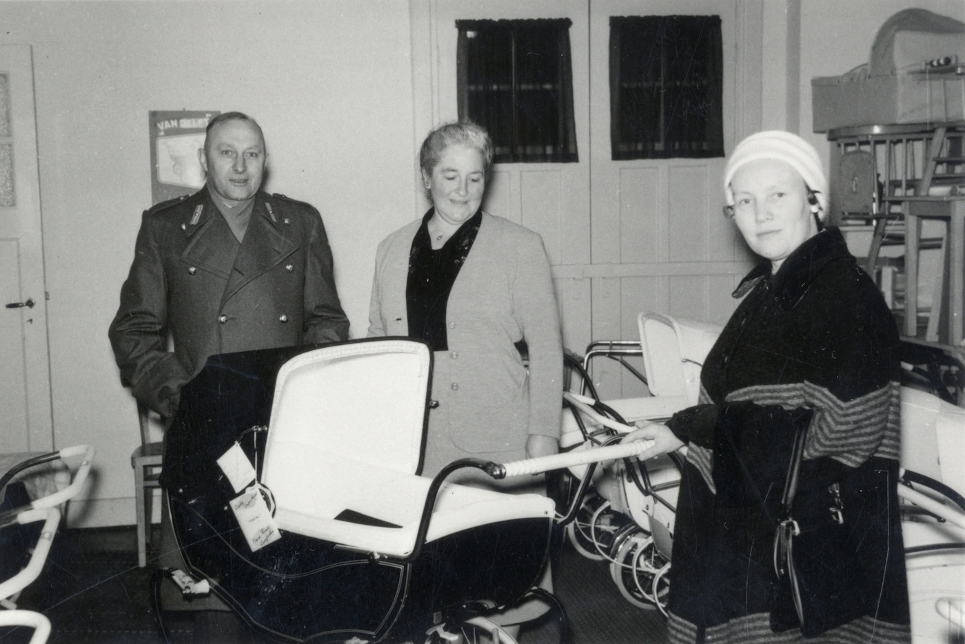 Vader en moeder Van den Berg in de kinderwagen-afdeling van Slijkhuis’ Haarden en kachelmagazijn 