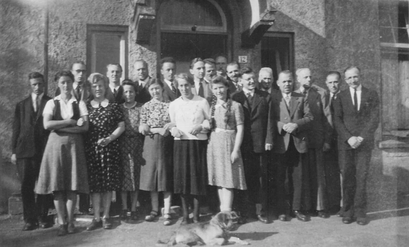 Een groep Zevendedags Adventisten voor de villa, jaren '30 