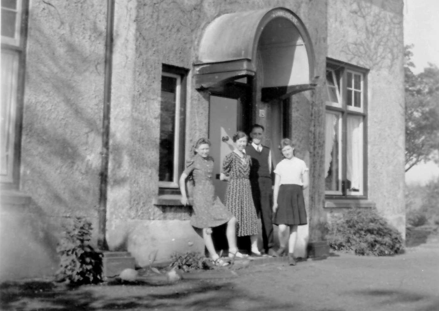 Arnold en Else Buys en hun dochters Magda en Deborah rond 1943