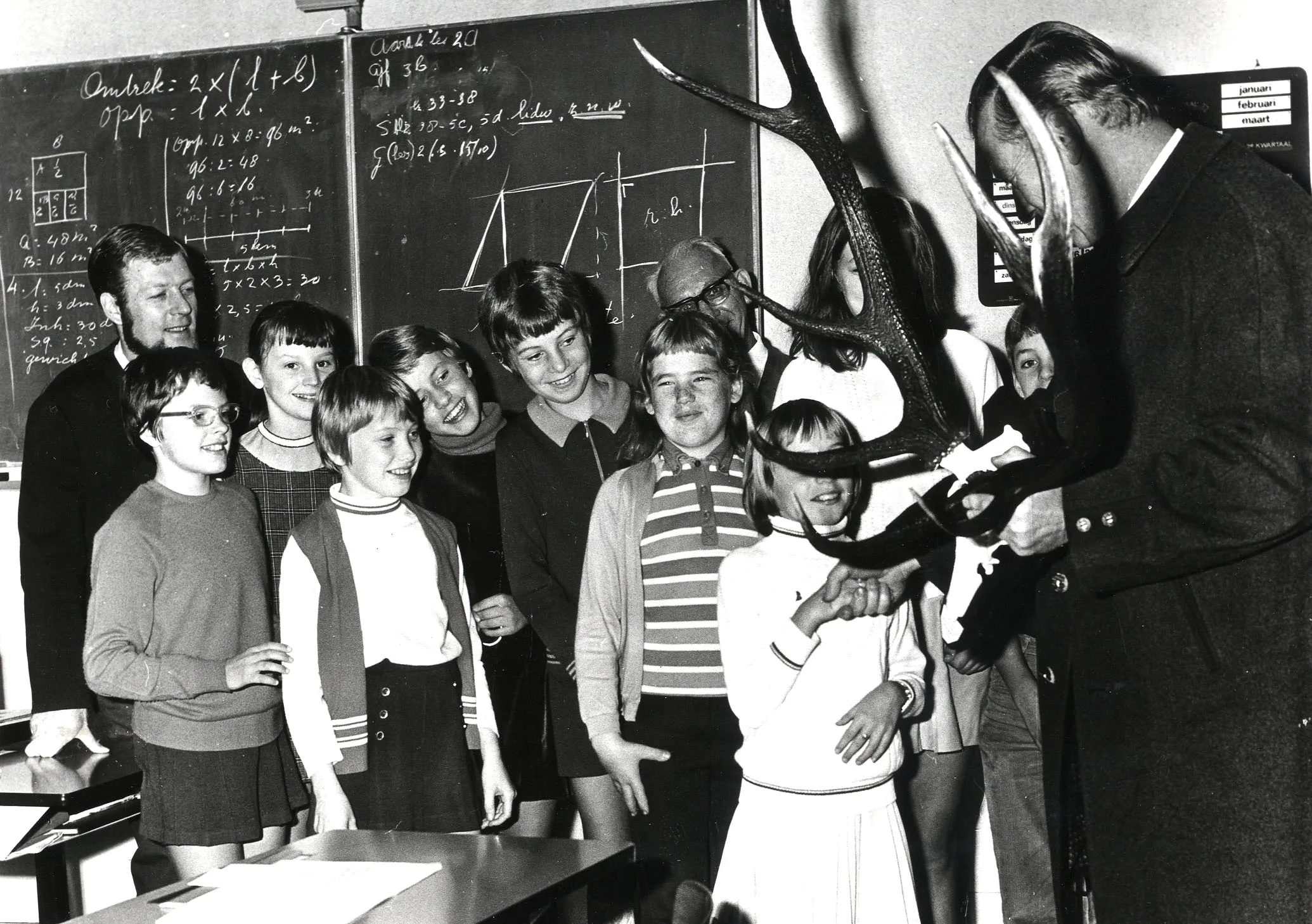 Natuureducatie voor klassen in Berg en Bos. De heer Bouwman, directeur van de dienst Landelijke Eigendommen Apeldoorn, reikt prijzen uit, circa 1970