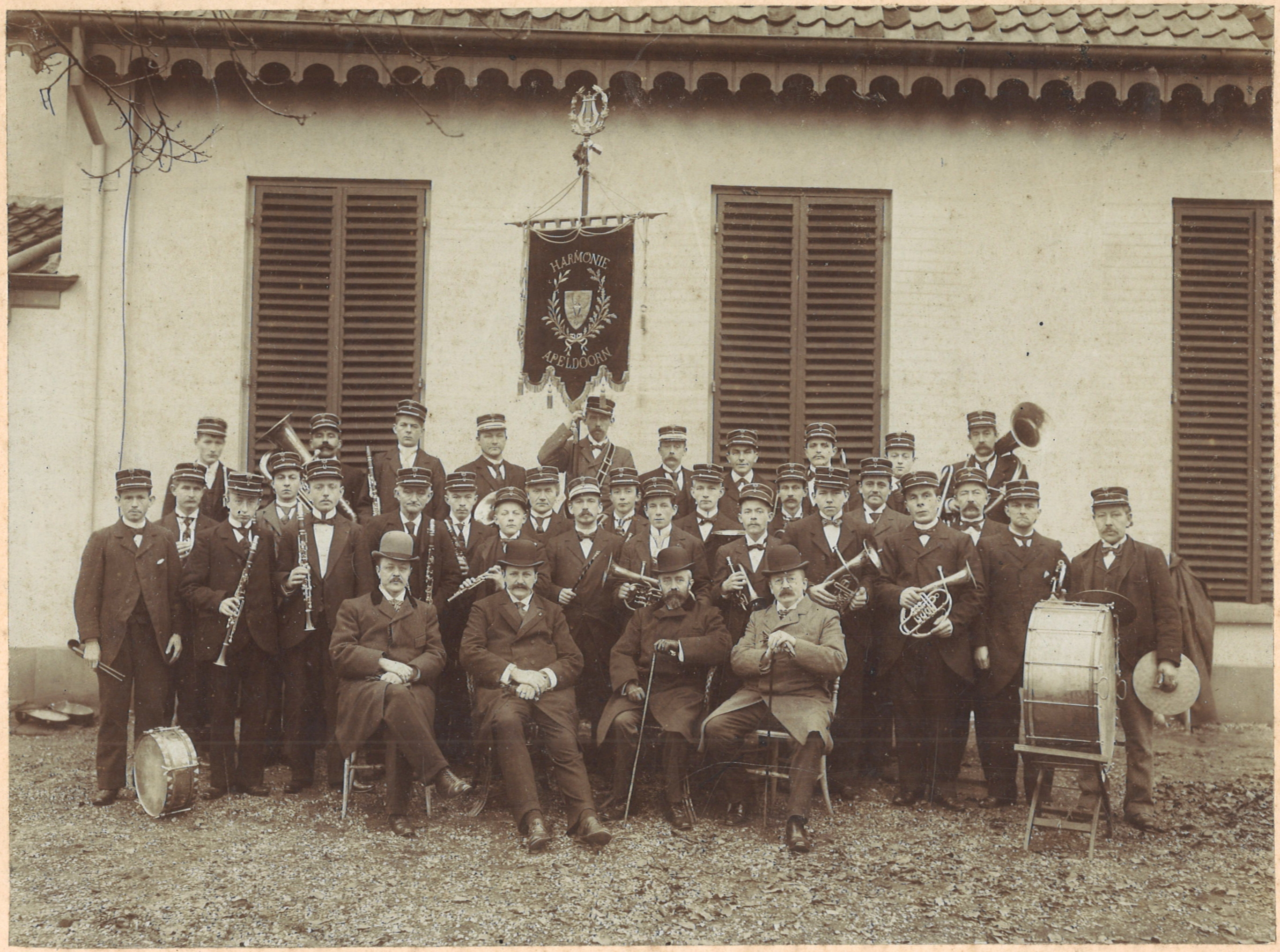 De Harmonie poseert voor een groepsfoto, 1901