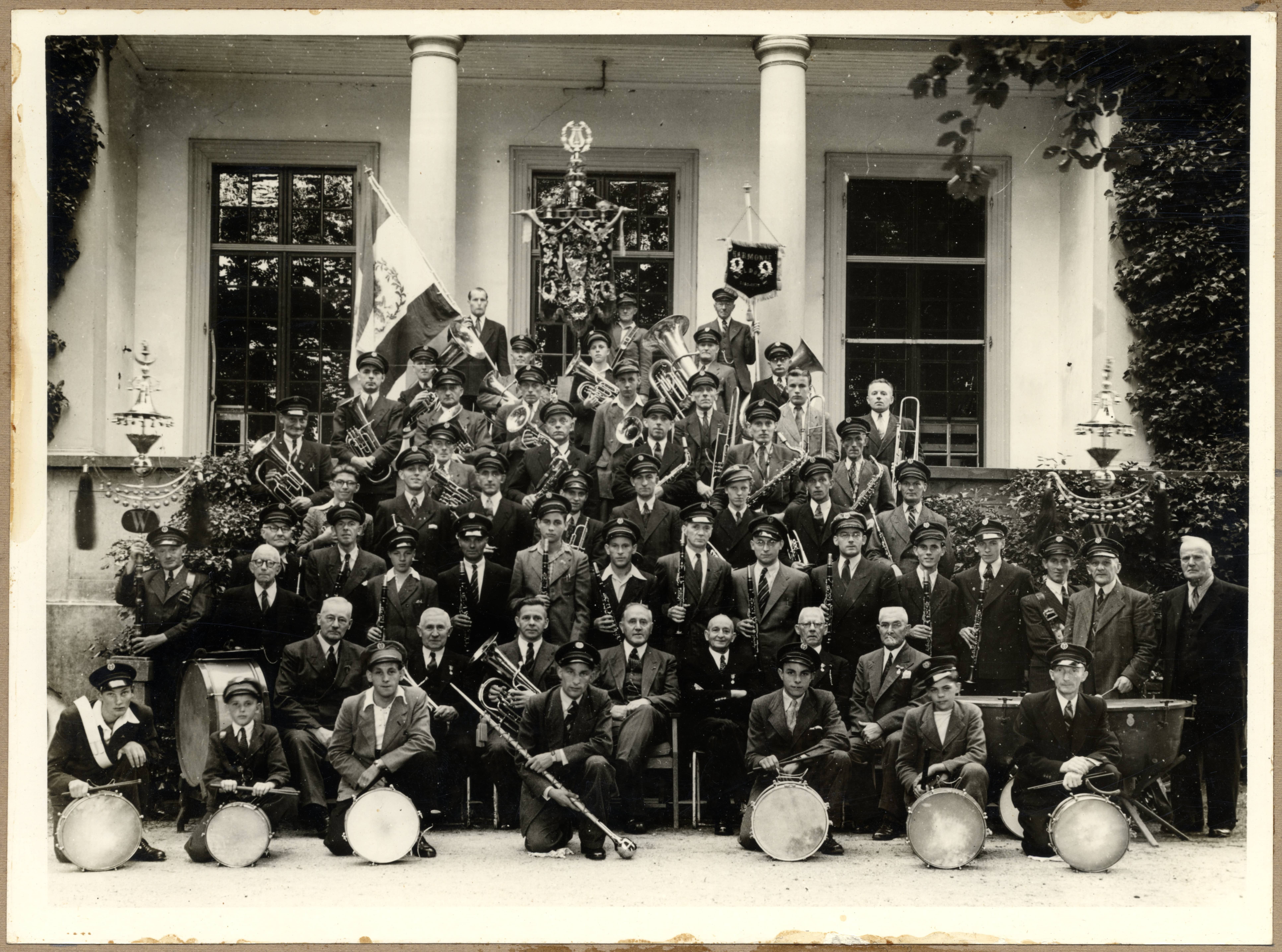 De Harmonie tijdens de viering van hun 100-jarige bestaan in 1950