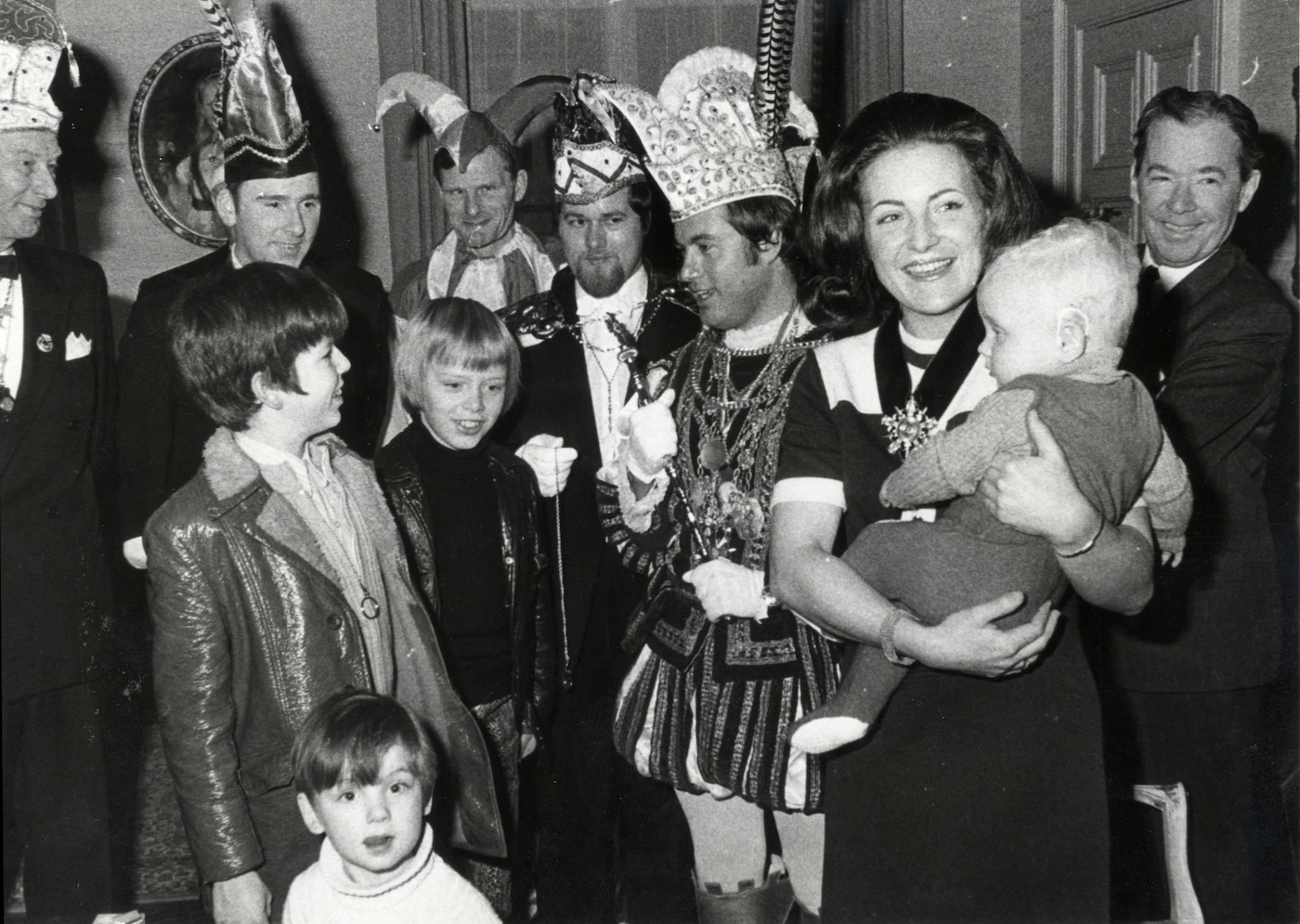 Prins Joop en Prinses Margriet bij een ontvangst op het Raadhuis. Rechts burgemeester Des Tombe.