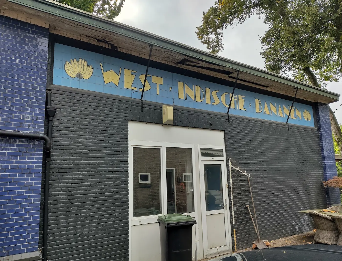 Gevel van de opslagloods