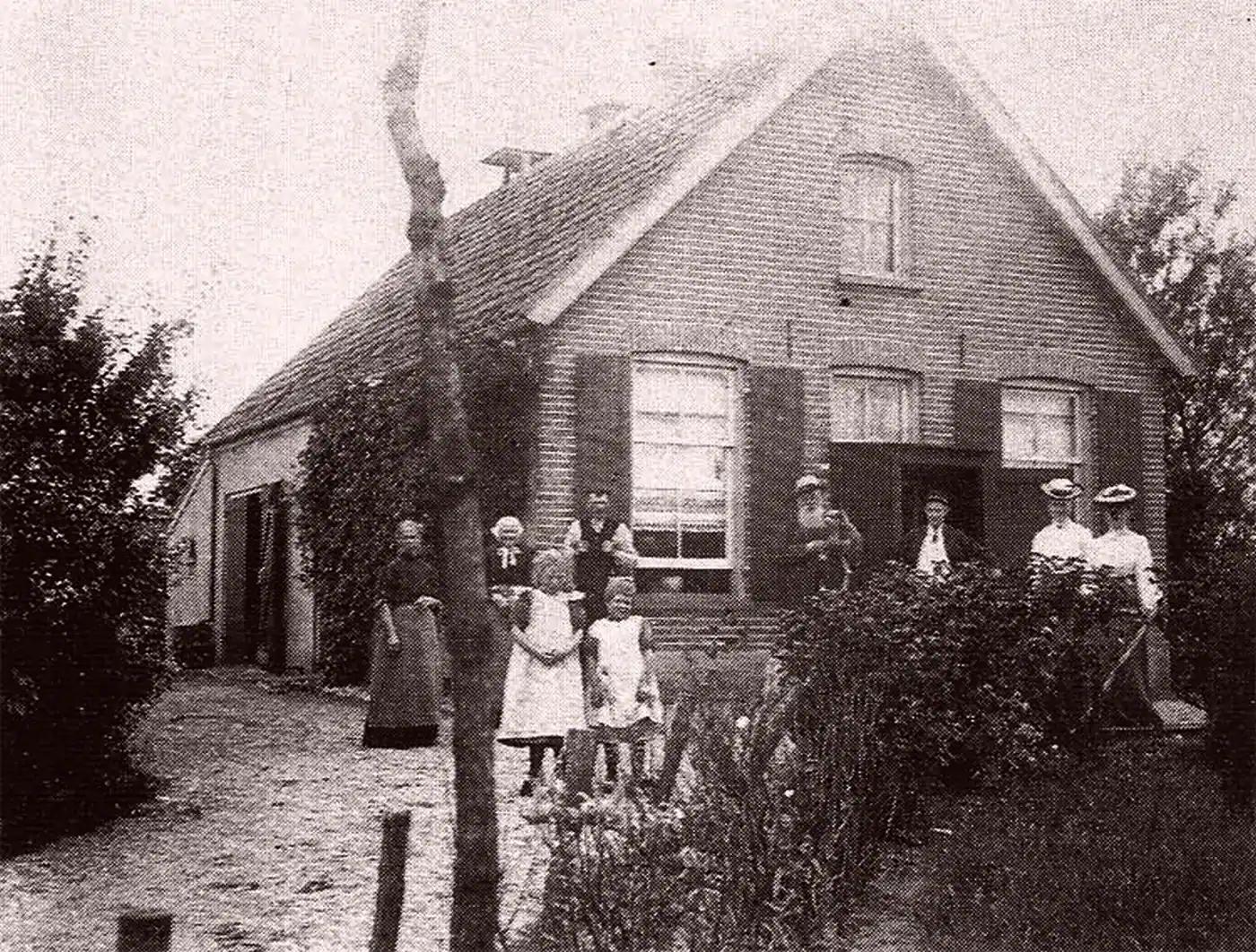 Willemsbos 4, de boswachterswoning van de familie Witteveen, hier in gezelschap van, met hoed en baard) Bruijn van Rozenburg (bron ugchelen.org/willemsbos)