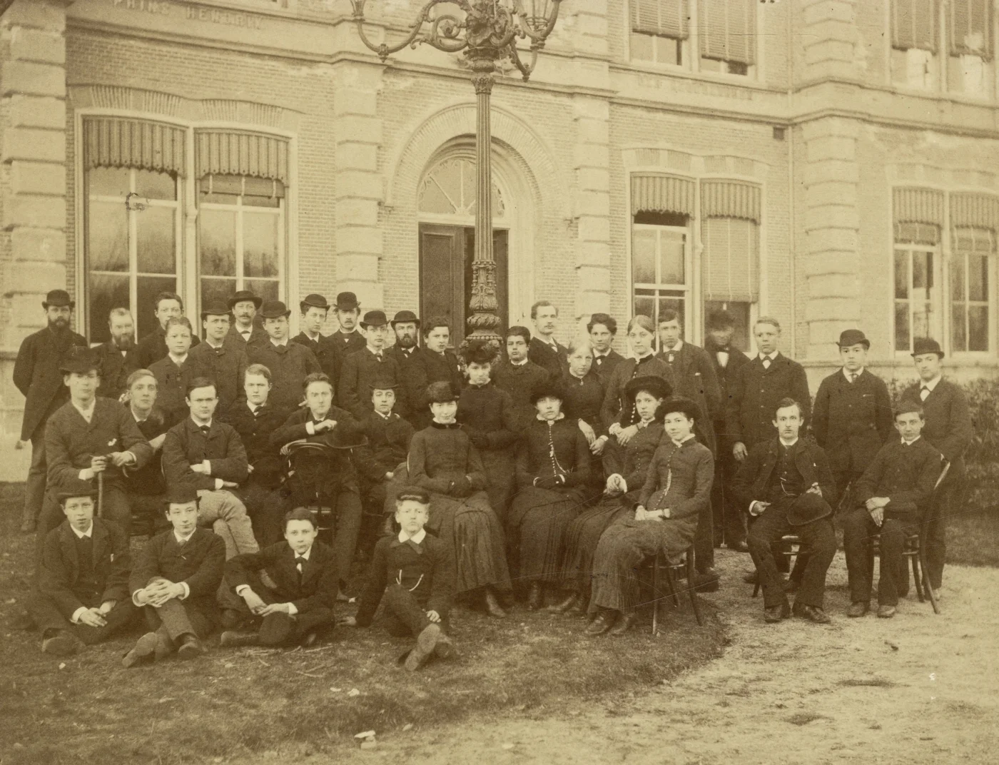 Leerkrachten en leerlingen van de HBS bij het 1e lustrum van de school in 1882. Geheel links staat Jan Smit (foto uit archief KSG)